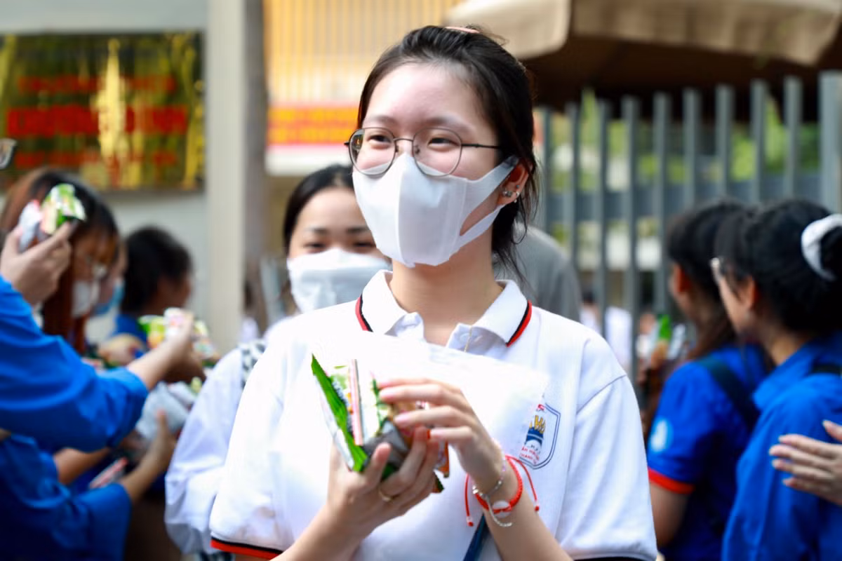 Bạn Phương Linh (THPT Trần Hưng Đạo) cho biết đề thi Toán dễ thở hơn Văn, khó nhất là 10 câu cuối.