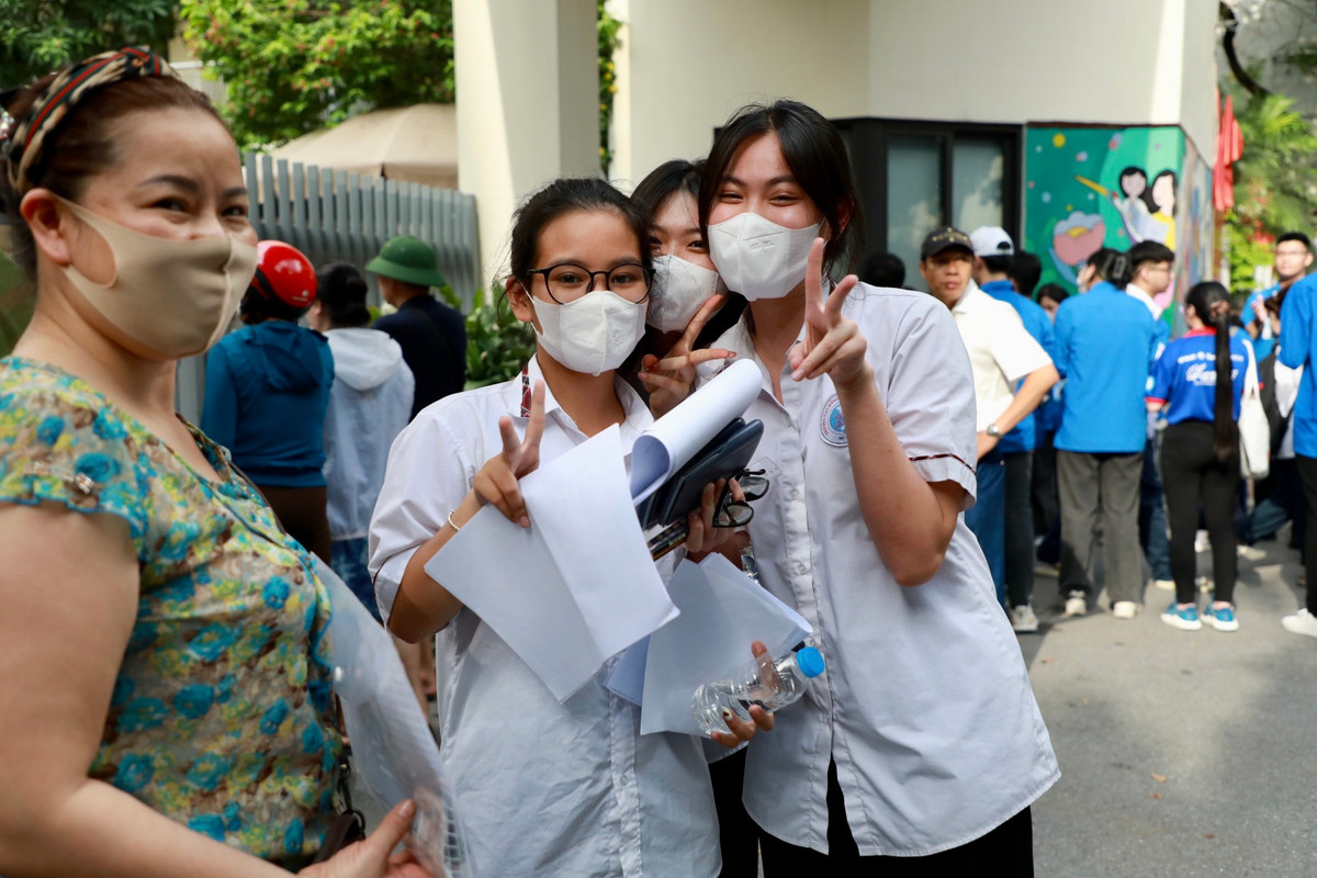 Bạn Trang (đeo kính, THPT Hoàng Mai) cho biết đã xét tuyển đại học bằng phương thức xét học bạ nên tâm lý thoải mái.
