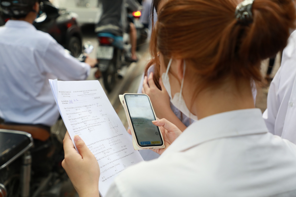 Nhiều thí sinh cẩn thận kiểm tra đáp án trên mạng.