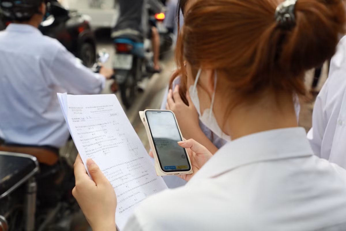 Nhiều thí sinh cẩn thận kiểm tra đáp án trên mạng.
