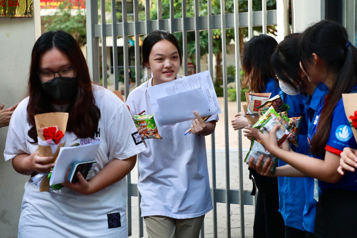Theo khảo sát của PV, các thí sinh nhận định đề thi Toán năm nay vừa sức, có tính phân hoá cao. Là một trong những người bước ra khỏi phòng thi đầu tiên, bạn Khánh Linh (THCS Huỳnh Thúc Kháng) chia sẻ: “Em thấy đề thi Toán năm nay vừa tầm, có tính phân hoá cao. Em làm được khoảng 75%, khó ở chủ yếu phần cuối đề thi”.