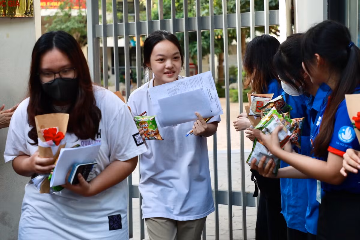 Theo khảo sát của PV, các thí sinh nhận định đề thi Toán năm nay vừa sức, có tính phân hoá cao. Là một trong những người bước ra khỏi phòng thi đầu tiên, bạn Khánh Linh (THCS Huỳnh Thúc Kháng) chia sẻ: “Em thấy đề thi Toán năm nay vừa tầm, có tính phân hoá cao. Em làm được khoảng 75%, khó ở chủ yếu phần cuối đề thi”.
