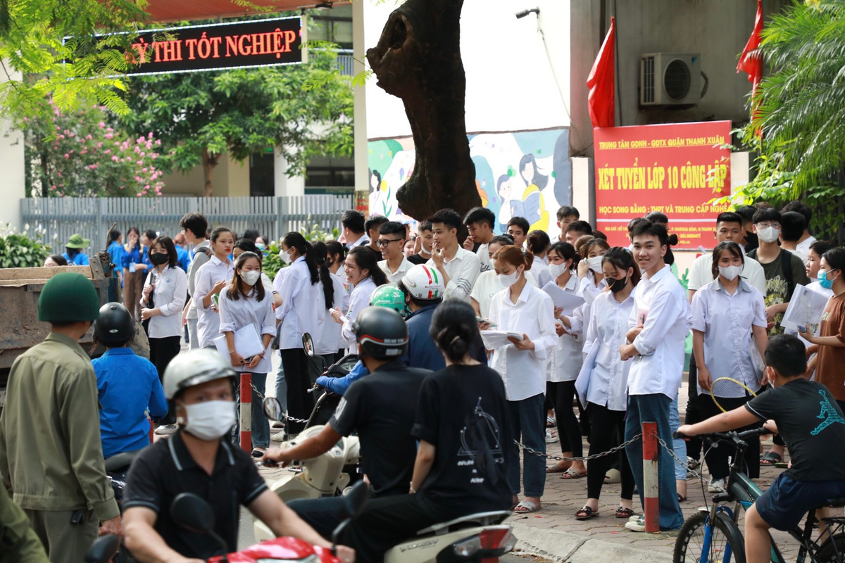 Chiều nay, thí sinh đã thi xong 2 môn Ngữ văn và Toán - kỳ thi tốt nghiệp THPT 2023. Ngày mai (29/6) thí sinh bước vào ngày thi thứ 2, buổi sáng làm bài thi môn tự chọn (Khoa học Tự nhiên hoặc Khoa học xã hội) và buổi chiều làm bài thi môn Ngoại ngữ.