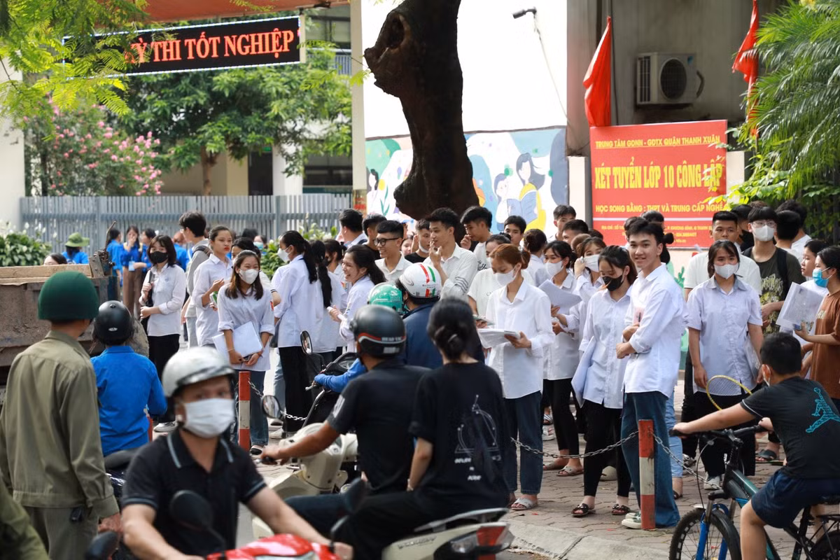 Chiều nay, thí sinh đã thi xong 2 môn Ngữ văn và Toán - kỳ thi tốt nghiệp THPT 2023. Ngày mai (29/6) thí sinh bước vào ngày thi thứ 2, buổi sáng làm bài thi môn tự chọn (Khoa học Tự nhiên hoặc Khoa học xã hội) và buổi chiều làm bài thi môn Ngoại ngữ.