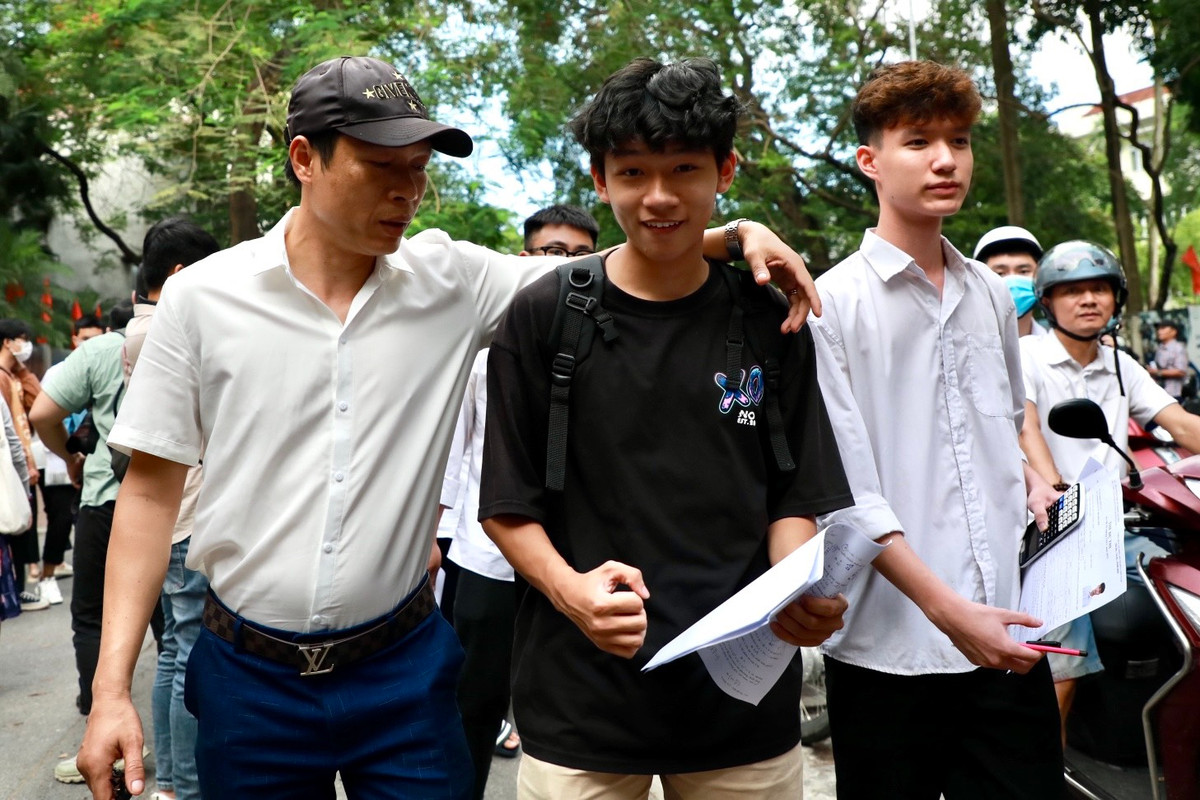 "Em thấy nội dung đề thi năm nay nằm trong chương trình lớp 12 là chủ yếu. Sáng nay em làm môn Văn hơi lệch tủ chút nhưng bù lại môn Toán làm tốt hơn nhiều", bạn Nguyễn Tuấn Khôi (THPT Huỳnh Thúc Kháng) cho biết.