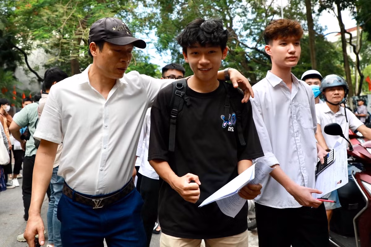 "Em thấy nội dung đề thi năm nay nằm trong chương trình lớp 12 là chủ yếu. Sáng nay em làm môn Văn hơi lệch tủ chút nhưng bù lại môn Toán làm tốt hơn nhiều", bạn Nguyễn Tuấn Khôi (THPT Huỳnh Thúc Kháng) cho biết.