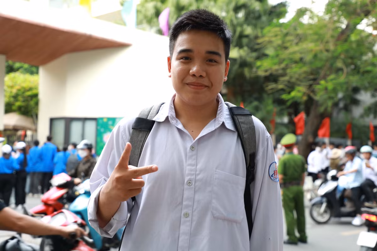 Phạm Anh Tùng (THCS Trần Hưng Đạo) làm được khoảng 43/50 câu Toán, học sinh thi khối A1. 