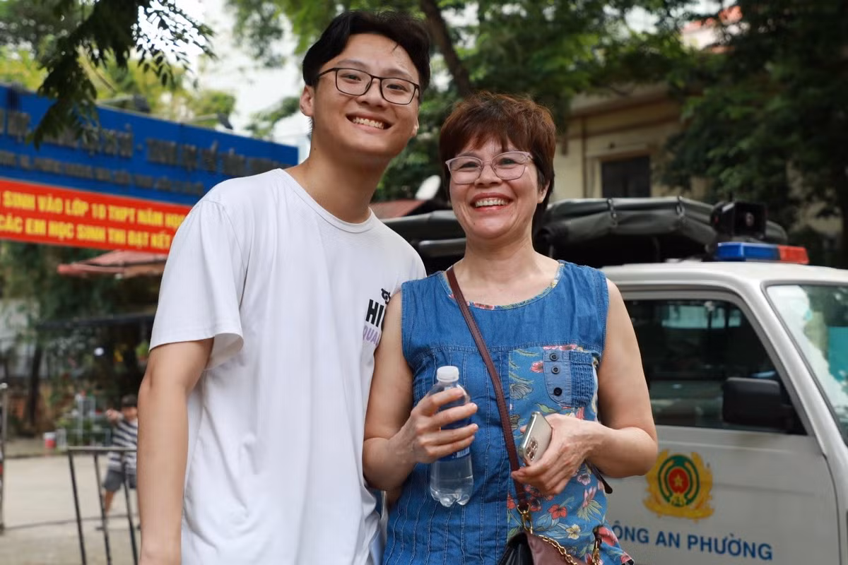 Bạn Nguyễn Quốc Khánh (trường chuyên Khoa học Tự nhiên) thi khối A1, Đại học Kinh tế Quốc dân nhận định: “Em thấy đề thi Toán năm nay có tính phân hoá khá cao. Từ câu 1 đến câu 30 thì khá dễ để đạt điểm cao nhưng từ câu 40 trở đi thì độ khó tăng cao. Em dự đoán là đúng khoảng 45/50 câu”.