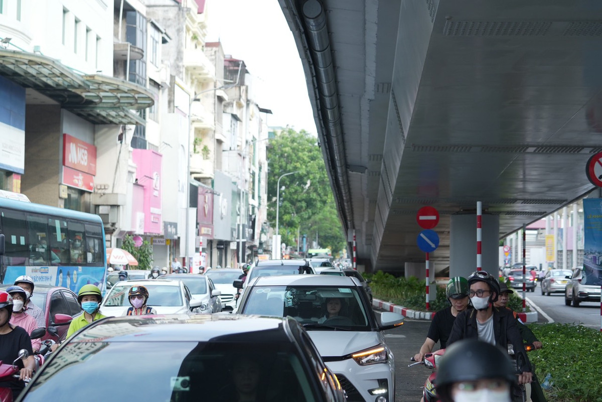 Các phương tiện ôtô từ Phạm Ngọc Thạch rẽ trái vào Lương Định Của đi theo các hướng: Phạm Ngọc Thạch - Đào Duy Anh - Hoàng Tích Trí - Lương Định Của hoặc Phạm Ngọc Thạch - Đông Tác - Lương Định Của hoặc quay đầu tại điểm mở dải phân cách trên đường Phạm Ngọc Thạch (gầm cầu vượt) đi Lương Định Của.