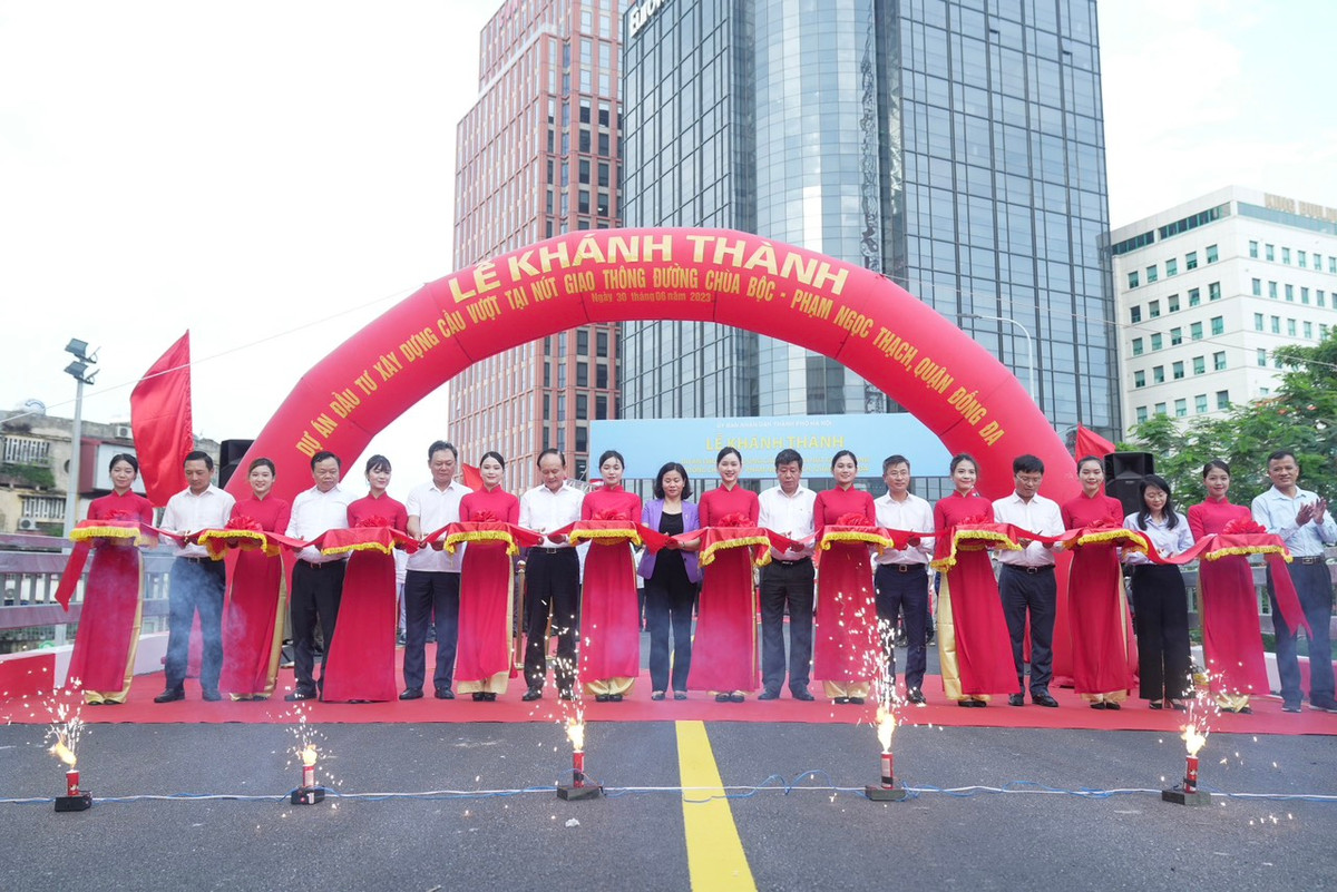 Phát biểu tại buỗi lễ, ông Dương Đức Tuấn - Phó chủ tịch UBND TP Hà Nội nhấn mạnh, sau 18 tháng thi công, vượt qua khó khăn của dịch Covid-19, bão giá vật liệu, công trình trọng điểm của Hà Nội chính thức được thông xe. Cầu vượt chữ C sẽ giúp giảm tải, nâng cao năng lực thông hành cho các phương tiện trong khu vực lân cận, là giải pháp hiệu quả góp phần giải quyết những vấn đề cấp bách về giao thông đô thị và hình thành hạ tầng giao thông khung của thành phố.