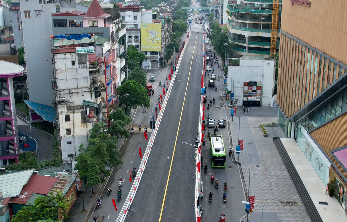 Đây là một trong những nút giao trung tâm của quận Đống Đa, nơi tập trung nhiều trường học, trung tâm thương mại, tòa nhà dịch vụ có mật độ đông đúc và sầm uất của thành phố.
