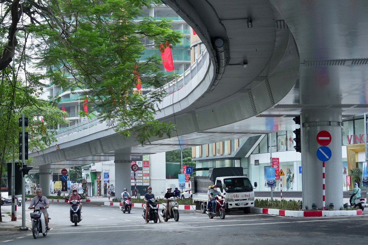 Theo phương án tổ chức giao thông, tại khu vực nút giao Lương Định Của - Phạm Ngọc Thạch, cơ quan chức năng cấm các phương tiện quay đầu trên đường Phạm Ngọc Thạch (theo hướng từ cầu vượt đến nút giao Lương Định Của); cấm các phương tiện ôtô trên đường Phạm Ngọc Thạch (hướng từ Đào Duy Anh đi Chùa Bộc) rẽ trái vào phố Lương Định Của.