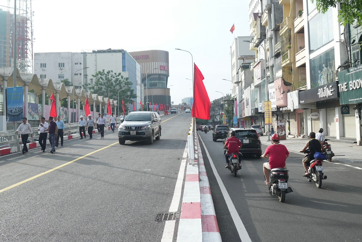 Đúng 7h, cầu vượt chữ C tại nút giao Chùa Bộc - Phạm Ngọc Thạch (Đống Đa, Hà Nội) đã chính thức được thông xe. Công trình trọng điểm này dài hơn 318 m, có tổng vốn đầu tư gần 150 tỉ đồng từ nguồn vốn ngân sách TP Hà Nội.