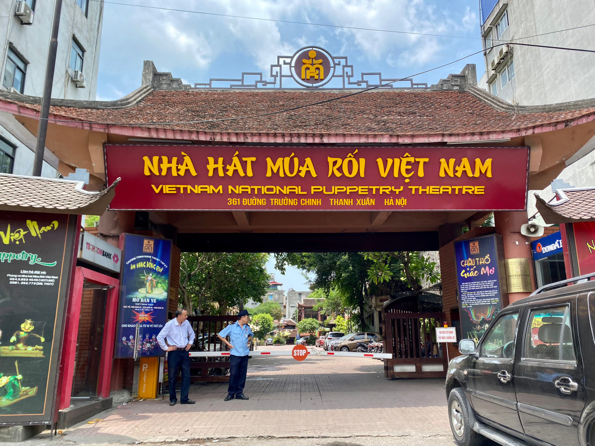  Nhà hát Múa rối Việt Nam - 361 Trường Chinh - Trung tâm nghệ thuật múa rối lớn nhất cả nước với chức năng bảo tồn và phát triển nghệ thuật sân khấu truyền thống. Hiện Nhà hát có 3 sân khấu biểu diễn: 1 sân khấu biểu diễn rối cạn và 2 sân khấu biểu diễn múa rối nước (1 sân khấu trong rạp và một thủy đình).