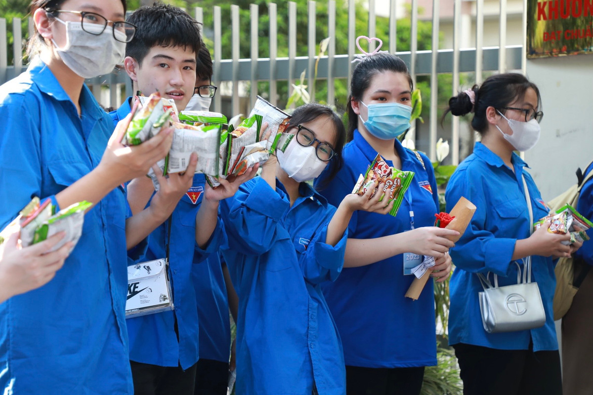Những hình ảnh vô cùng đáng yêu này đã đã tạo nên những hình ảnh đẹp trong mùa thi tốt nghiệp THPT 2023.