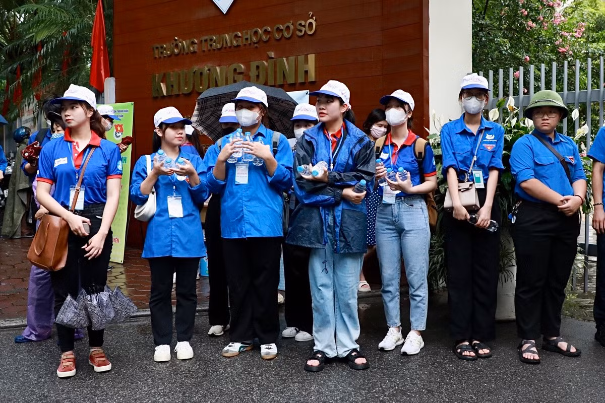 Sáng 28/6, các thí sinh bắt đầu buổi thi đầu tiên với môn Ngữ Văn. Thời tiết Hà Nội lúc này mưa lớn, khiến việc di chuyển tới điểm thi gặp nhiều khó khăn. Lực lượng tình nguyên viên tại đây đã "đội mưa", hỗ trợ cả phụ huynh và thí sinh để các em có một kỳ thi thuận lợi nhất.