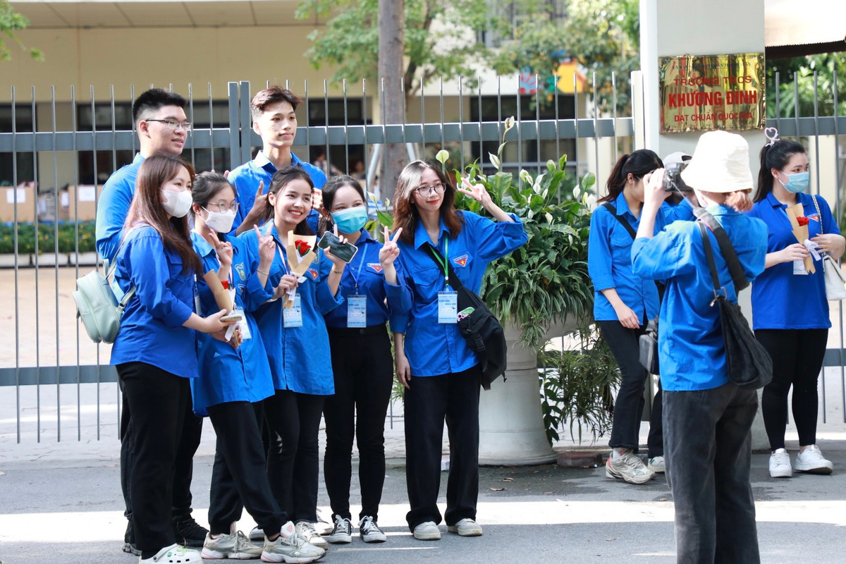 Bạn Hoàng Thị Ngọc Huyền (Đội trưởng Đội Thanh niên tình nguyện Trường Đại học Khoa học Xã hội và Nhân văn) cho biết, tổng số tình nguyện viên Khoa Ngôn ngữ học có 24 người và Khoa Việt Nam học Tiếng Việt có gần 30 người. Mỗi ca, đội sẽ bố trí 20 – 22 tình nguyện viên tham gia hỗ trợ thí sinh.