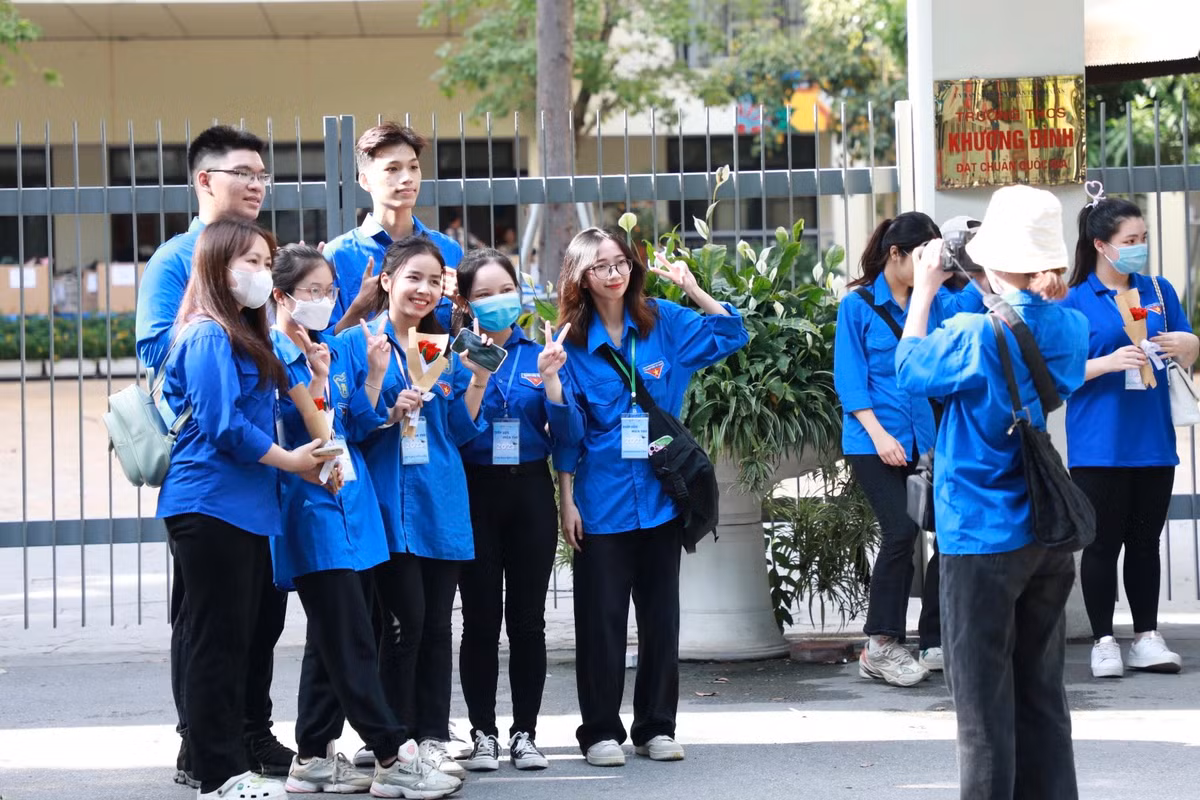 Bạn Hoàng Thị Ngọc Huyền (Đội trưởng Đội Thanh niên tình nguyện Trường Đại học Khoa học Xã hội và Nhân văn) cho biết, tổng số tình nguyện viên Khoa Ngôn ngữ học có 24 người và Khoa Việt Nam học Tiếng Việt có gần 30 người. Mỗi ca, đội sẽ bố trí 20 – 22 tình nguyện viên tham gia hỗ trợ thí sinh.