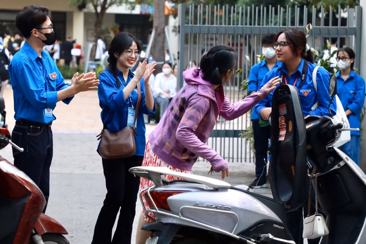 Chia sẻ, giải đáp mọi thắc mắc cùng người nhà thí sinh.