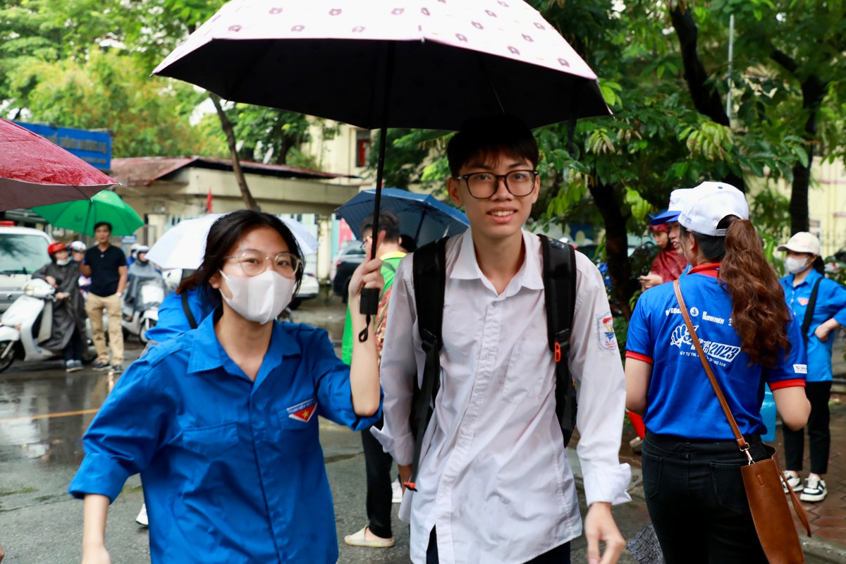 Những tình nguyện viên trẻ đầy nhiệt huyết, nhanh nhẹn, hỗ trợ tất cả các thí sinh.