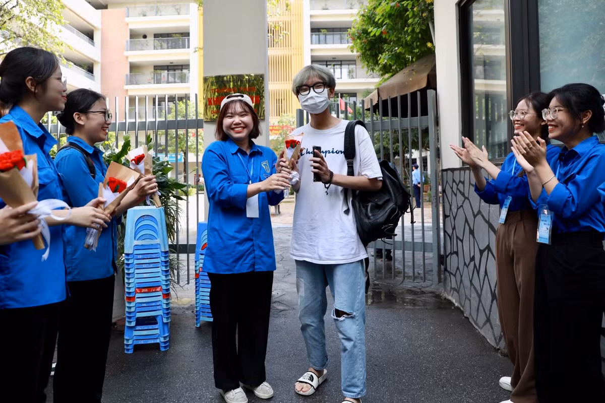 Bạn Lưu Thu Quỳnh (SN 2003, sinh viên Khoa Việt Nam học và Tiếng Việt, Trường Đại học Khoa học Xã hội và Nhân văn) chia sẻ: “Là tình nguyện viên được tham gia hỗ trợ các thí sinh, em thấy rất vui. Cũng từng là thí sinh dự thi THPT, được các anh chị đi trước hỗ trợ rất nhiều nên em muốn góp chút sức của mình. Dù có hơi mệt, nhưng khi các thấy các em tự tin, vui vẻ bước vào phòng thi, cảm giác rất khó tả. Em đã tham gia hoạt đồng tình nguyện này được 2 năm. Trong tháng này em làm 3 chiến dịch tiếp sức và đều làm đội trưởng”.