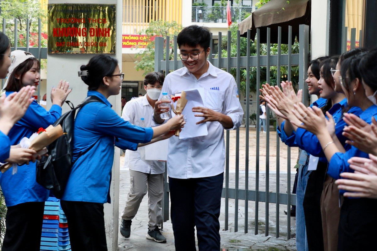 Ngoài đồ ăn, thức uống và những tràng pháo tay, thí sinh còn được tặng hoa hồng để cổ vũ tinh thần sau khi kết thúc môn thi.