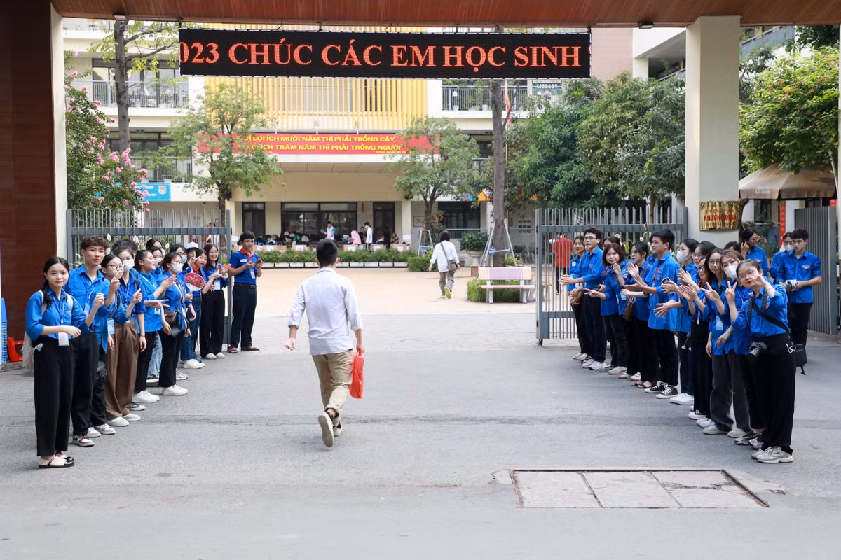  Kỳ thi Tốt nghiệp THPT năm nay, Hà Nội có 102.095 thí sinh dự thi. Cùng với đó là sự đồng hành không biết mệt mỏi của hơn 5.000 tình nguyện viên Thủ đô trong chiến dịch "Tiếp sức mùa thi" thực hiện nhiệm vụ tại 189 điểm thi. Ghi nhận của PV tại điểm thi trường THCS Khương Đình, các đoàn viên, thanh niên tình nguyện đã tạo nên những hình ảnh đẹp trong mùa thi năm nay.