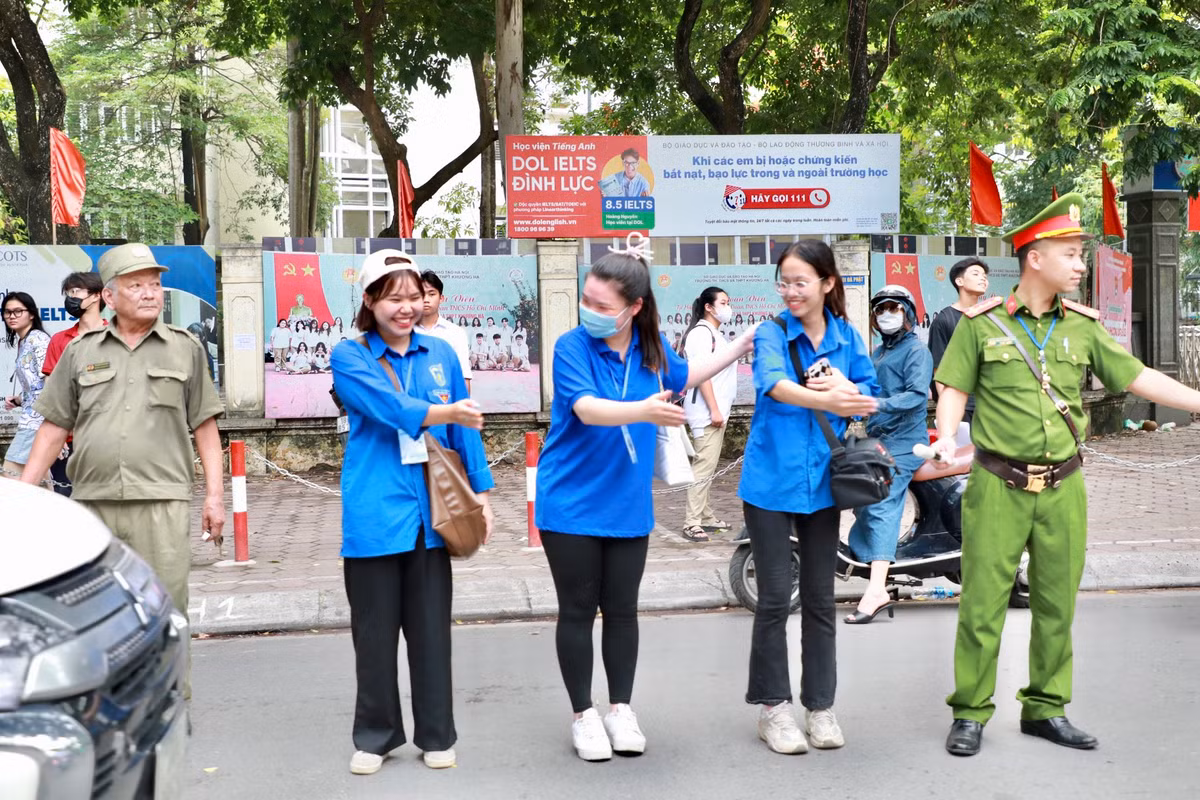 Cùng lực lượng công an phân luồng giao thông.