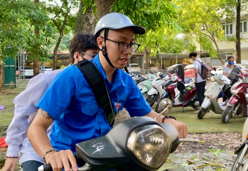 Đặc biệt, sáng 29/6 các thí sinh thi môn tổ hợp gồm Khoa học tự nhiên và Khoa học xã hội. Nhưng bất ngờ có 1 bạn thí sinh quên mang thẻ dự thi và 2 bạn quên mang theo Alat Địa lý. Thí sinh quên thẻ dự thi đã liên hệ với người nhà nhưng không được. Thời gian gấp rút, ngay lập tức, anh Đào Bảo Trung (Đoàn Thanh niên phường Khương Đình) đã hoả tốc đèo thí sinh về nhà để lấy.