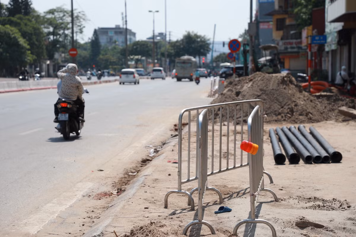 Khu vực thi công đều được dựng hàng rào che chắn, bảo vệ.