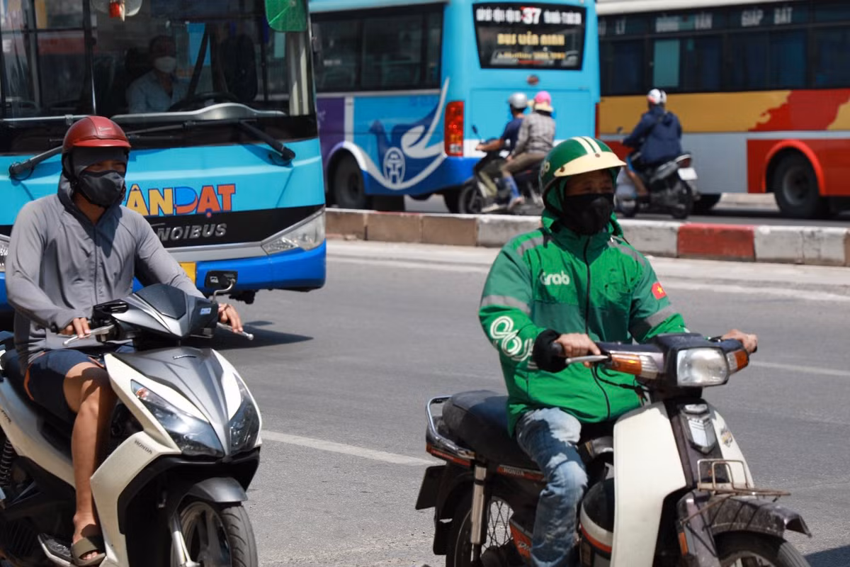Nhiệt độ cao từ mặt đường bốc lên khiến nhiều người di chuyển qua tuyến đường này cảm thấy mệt mỏi.