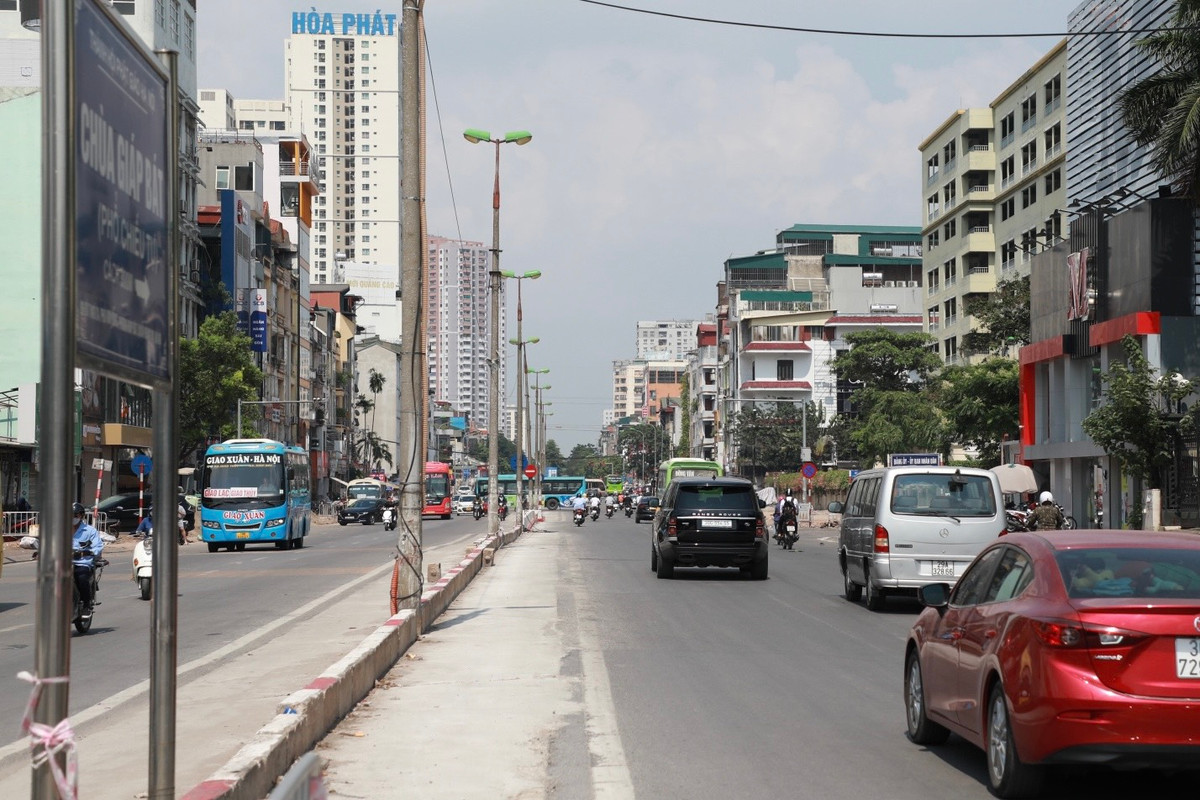 Sau khi chặt hạ, con đường “trọc lốc”, không một bóng cây xanh..