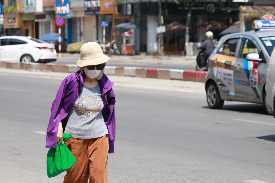 Bà Nga (quận Hoàng Mai) chia sẻ: "Hà Nội đang trong đợt nắng nóng kéo dài, những ngày này nhiệt độ ngoài trời có khi lên tới hơn 50 độ. Tôi hi vọng các cấp cũng như đơn vị thi công đẩy nhanh tiến độ, sớm hoàn thiện dự án để cây xanh được trồng trở lại, trả lại bóng râm cho tuyến đường này".
