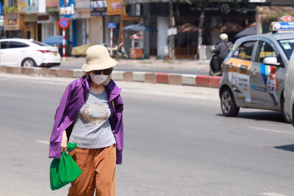 Bà Nga (quận Hoàng Mai) chia sẻ: "Hà Nội đang trong đợt nắng nóng kéo dài, những ngày này nhiệt độ ngoài trời có khi lên tới hơn 50 độ. Tôi hi vọng các cấp cũng như đơn vị thi công đẩy nhanh tiến độ, sớm hoàn thiện dự án để cây xanh được trồng trở lại, trả lại bóng râm cho tuyến đường này".