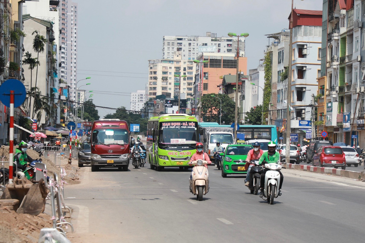 Ghi nhận của PV, khu vực này gần bến xe Giáp Bát, lượng phương tiện, nhất là ô tô khách di chuyển qua nhiều nên bị ảnh hưởng khói bụi hơn so với các tuyến đường khác.