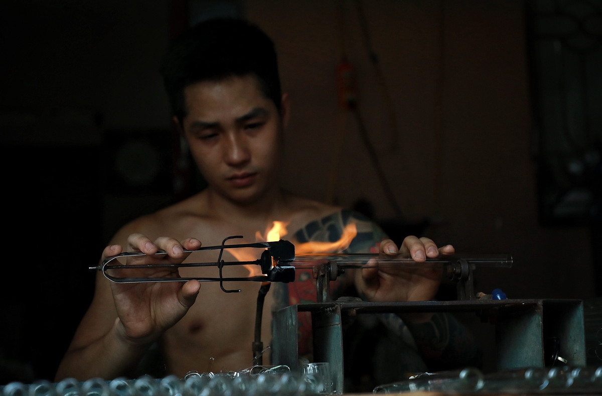 Bằng kinh nghiệm, người thợ thổi thủy tinh có thể nhìn qua ánh lửa để phán đoán được nhiệt độ và biết được "độ chín" của thủy tinh để có thể tạo hình.