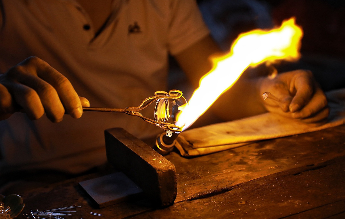 Các mẫu mã mặt hàng sẽ tuỳ theo nhu cầu của khách hàng mà người thợ sẽ chế tác. Hiện xưởng nhà ông Thạo chủ yếu làm cốc nước uống cho chim ăn bằng thuỷ tinh.