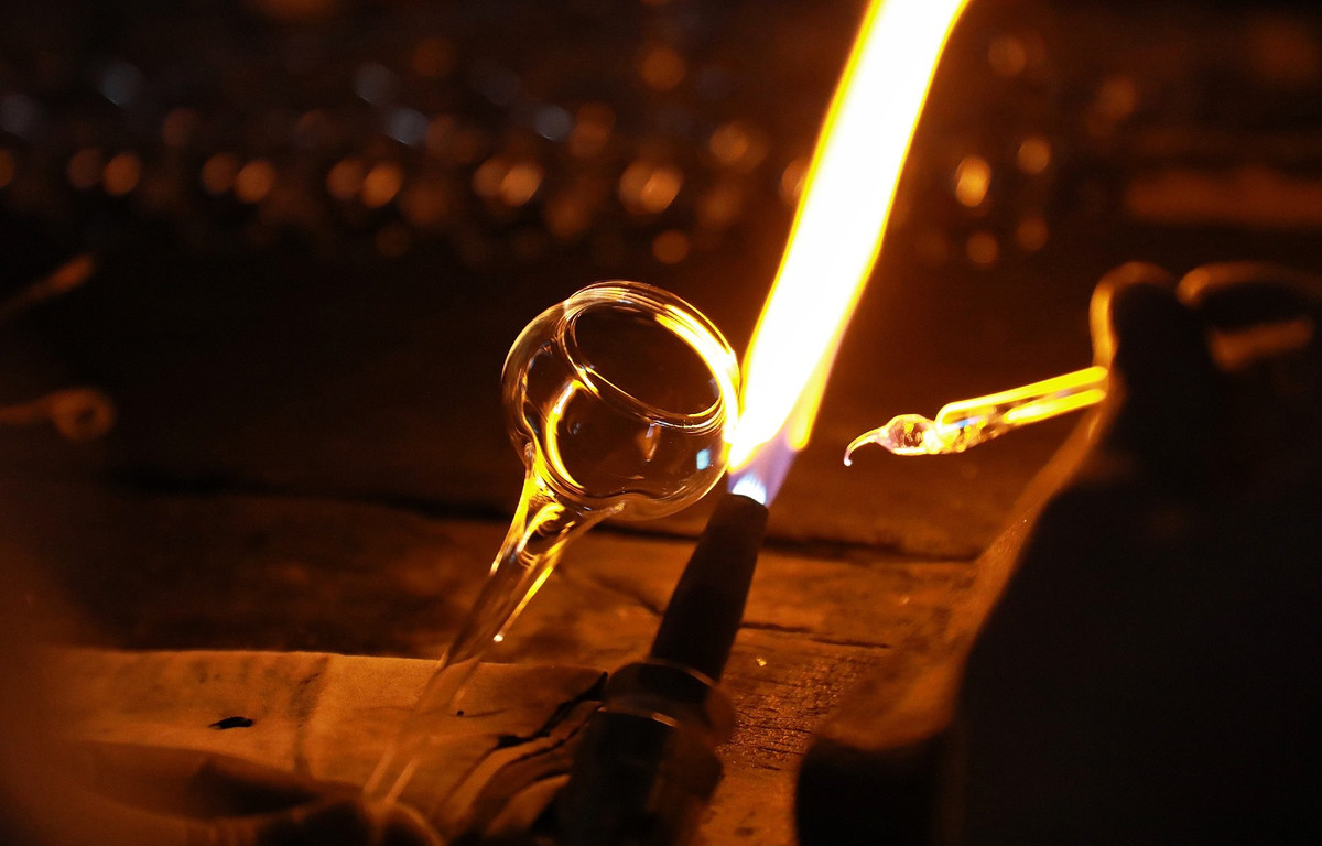 Nghề này đòi hỏi người thợ phải có kinh nghiệm, tỉ mỉ và đôi tay khéo léo. Người mới làm sản phẩm rất dễ bị hỏng hoặc bỏng tay.