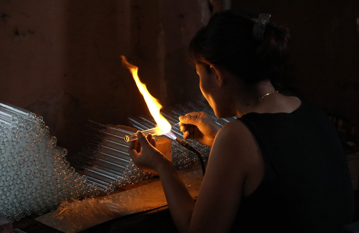 Xưởng nhà ông Thạo có 4 người thợ, tất cả đều miệt mài bên ngọn lửa đỏ rực giữa thời tiết ngày hè nắng nóng.
