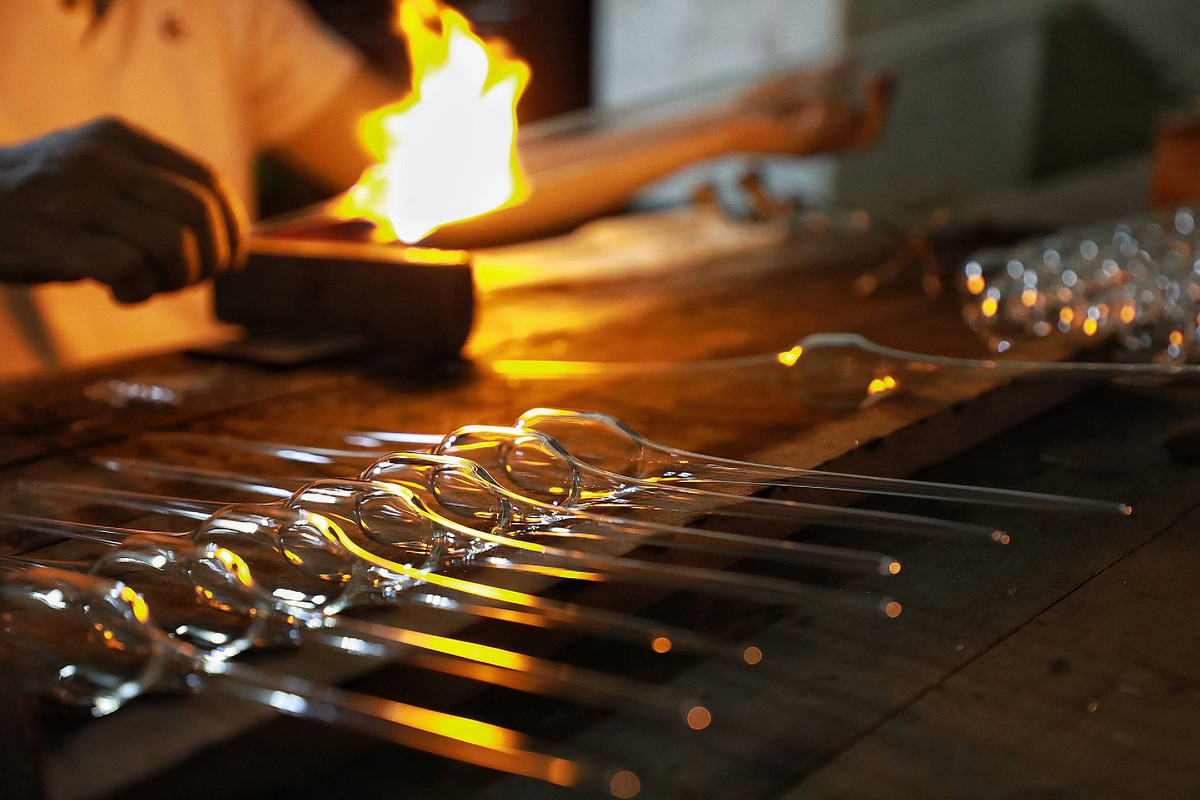 Ra đời từ những năm 1960, làng nghề thủy tinh Thống Nhất ở H.Thường Tín, tỉnh Hà Tây (nay là Hà Nội) đã trải qua nhiều thăng trầm. Trước đây, nhà nào cũng liên tục đỏ lửa, tạo ra những sản phẩm thủy tinh trang trí, thủy tinh ứng dụng, được nhiều người tiêu dùng ưa chuộng. Theo thời gian, đến nay chỉ còn ít hộ giữ được nghề truyền thống.