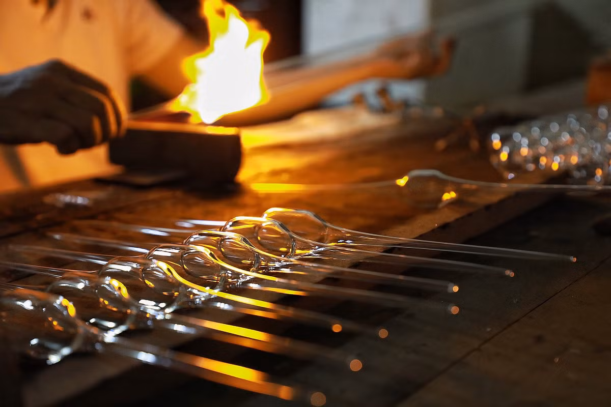 Ra đời từ những năm 1960, làng nghề thủy tinh Thống Nhất ở H.Thường Tín, tỉnh Hà Tây (nay là Hà Nội) đã trải qua nhiều thăng trầm. Trước đây, nhà nào cũng liên tục đỏ lửa, tạo ra những sản phẩm thủy tinh trang trí, thủy tinh ứng dụng, được nhiều người tiêu dùng ưa chuộng. Theo thời gian, đến nay chỉ còn ít hộ giữ được nghề truyền thống.