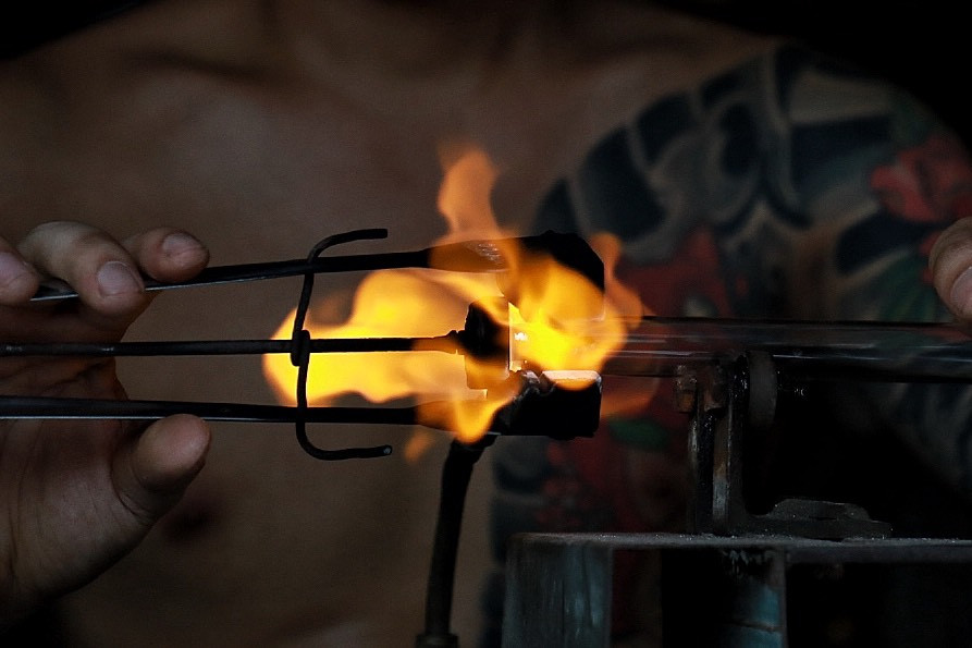 Hiện tại cả xã Thống Nhất chỉ còn khoảng 20 người theo nghề thổi thủy tinh. Những người trẻ làm nghề này chỉ đếm trên đầu ngón tay.