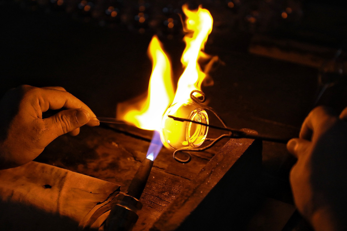 Những bước tạo hình điệu nghệ được đôi tay của ông Thạo làm một cách thuần thục.