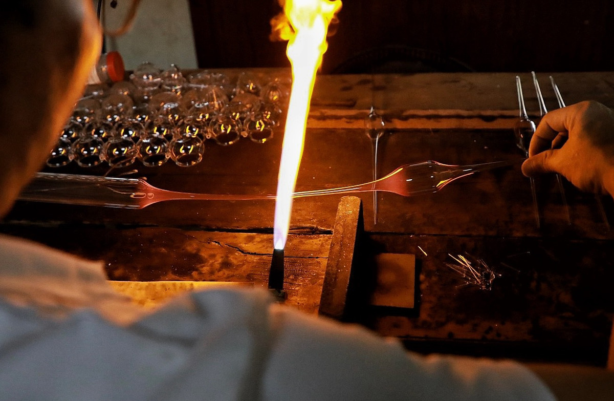 Thâm niên 32 năm làm nghề thổi thuỷ tinh, ông Thạo chia sẻ: “Nghề này là do cha tôi truyền lại, tôi làm nghề từ năm 14 tuổi. Thế hệ chúng tôi vẫn tiếp nối, giữ gìn và phát triển nghề truyền thống gia đình cũng như làng nghề quê hương. Để làm được nghề này phải thật sự đam mê và chịu thương chịu khó vì suốt ngày làm việc bên ngọn lửa đèn khò nhiệt độ cao, rất vất vả”.