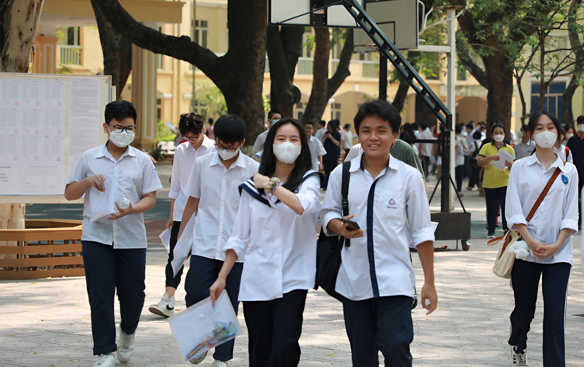 Các thí sinh ở Hà Nội đã kết thúc môn thi đầu tiên của kỳ thi tuyển sinh vào lớp 10 THPT. Theo khảo sát của PV, hầu hết sĩ tử đều làm bài tốt. Đề thi Văn thi vào lớp 10 tại Hà Nội năm nay yêu cầu thí sinh phân tích một đoạn trích ở đầu tác phẩm "Những ngôi sao xa xôi" - nhận định chung của các thí sinh về đề thi năm nay là khá vừa sức, không khó để được điểm cao, nhiều bạn nói "trúng tủ".