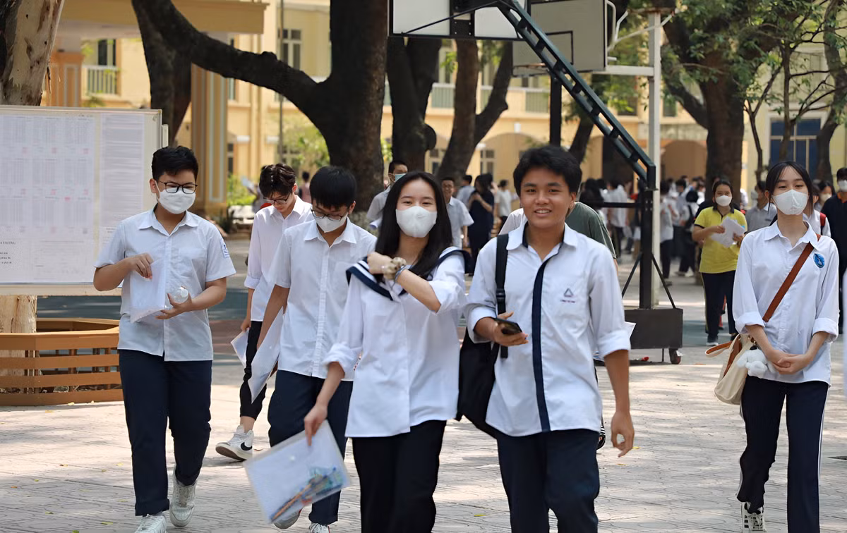 Các thí sinh ở Hà Nội đã kết thúc môn thi đầu tiên của kỳ thi tuyển sinh vào lớp 10 THPT. Theo khảo sát của PV, hầu hết sĩ tử đều làm bài tốt. Đề thi Văn thi vào lớp 10 tại Hà Nội năm nay yêu cầu thí sinh phân tích một đoạn trích ở đầu tác phẩm "Những ngôi sao xa xôi" - nhận định chung của các thí sinh về đề thi năm nay là khá vừa sức, không khó để được điểm cao, nhiều bạn nói "trúng tủ".