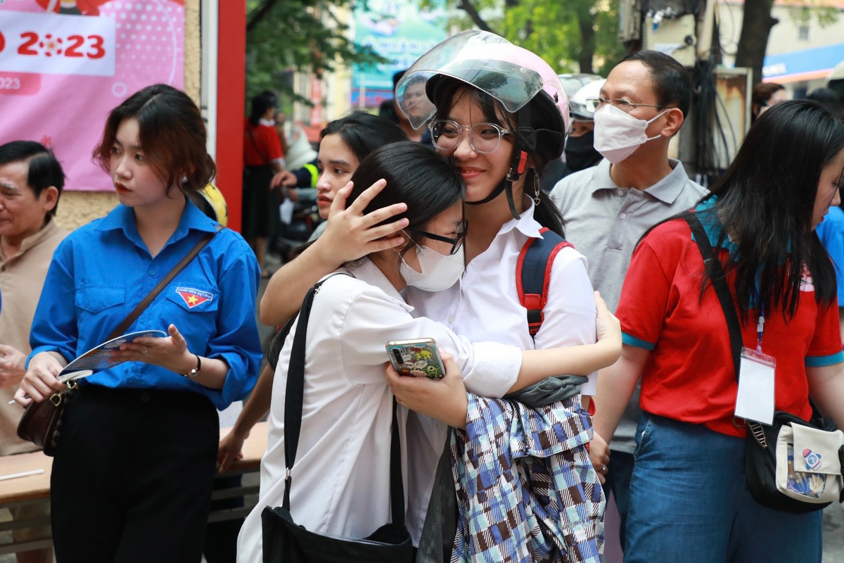 Cùng đó, một số thí sinh cho biết đề thi Văn sáng nay có phần "trúng tủ". "Em mừng quá và cảm thấy nhẹ nhõm vì đề thi Văn năm nay em đã ôn rất kỹ, phải nói là "trúng tủ". Mấy hôm nay em toàn thức khuya để ôn bài, hôm qua em thức tới 2h sáng, dự đoán sẽ đạt điểm cao trong môn thi sáng nay", bạn Minh Hồng (trường THCS Phương Mai) ông chầm lấy bạn của mình nghẹn ngào.