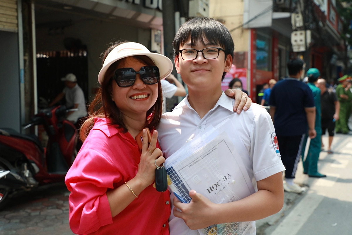 Nụ cười rạng rỡ, phụ huynh phấn khởi khi con đã hoàn thành tốt bài thi.