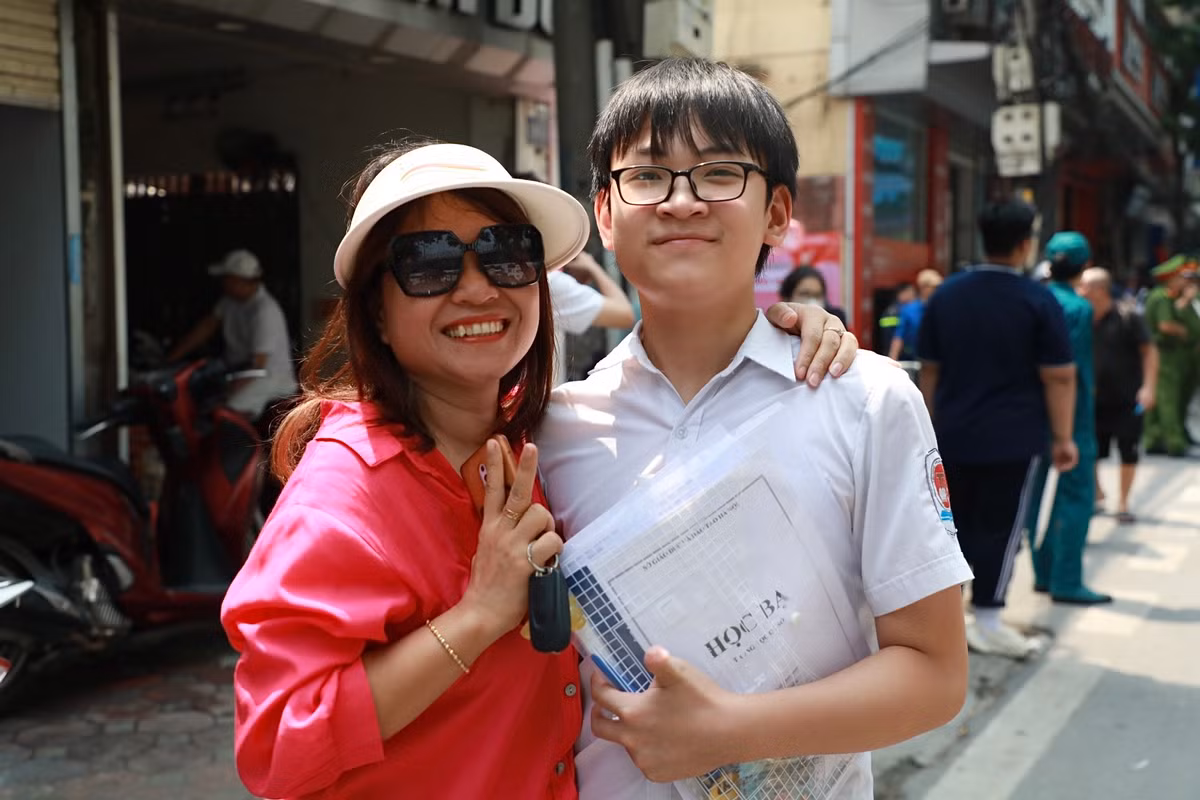 Nụ cười rạng rỡ, phụ huynh phấn khởi khi con đã hoàn thành tốt bài thi.