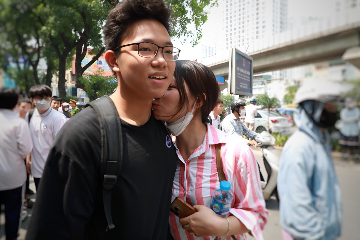 Một nụ hôn chúc mừng dành cho con trai cưng.